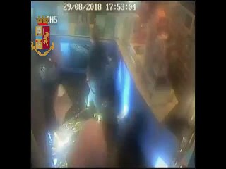 Bari: filmato ed arrestato il rapinatore di una tabaccheria