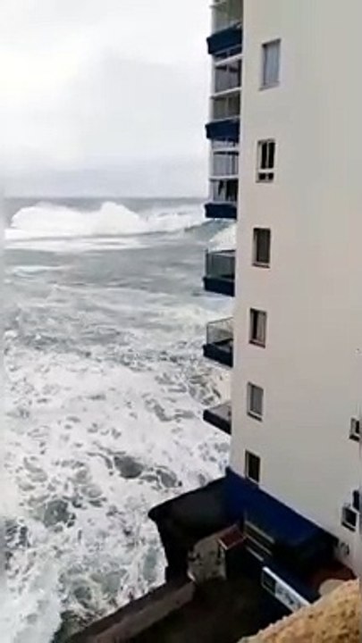 Canaries : Une vague terrifiante détruit les balcons d'un immeuble à Tenerife