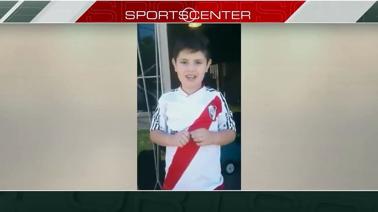 Pequeno adepto põe os brinquedos à venda para poder assistir ao River-Boca