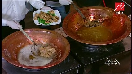 "عايز الرغيف القابب".. عمرو أديب يتناول طبق "مخ استبينا"