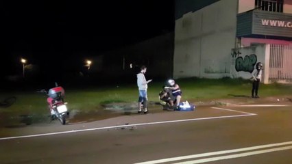 Duas pessoas se ferem em colisão na marginal da PRc-467