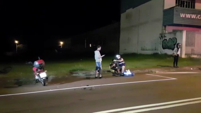 Duas pessoas se ferem em colisão na marginal da PRc-467