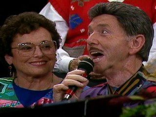 Bill & Gloria Gaither - White Christmas (Live)