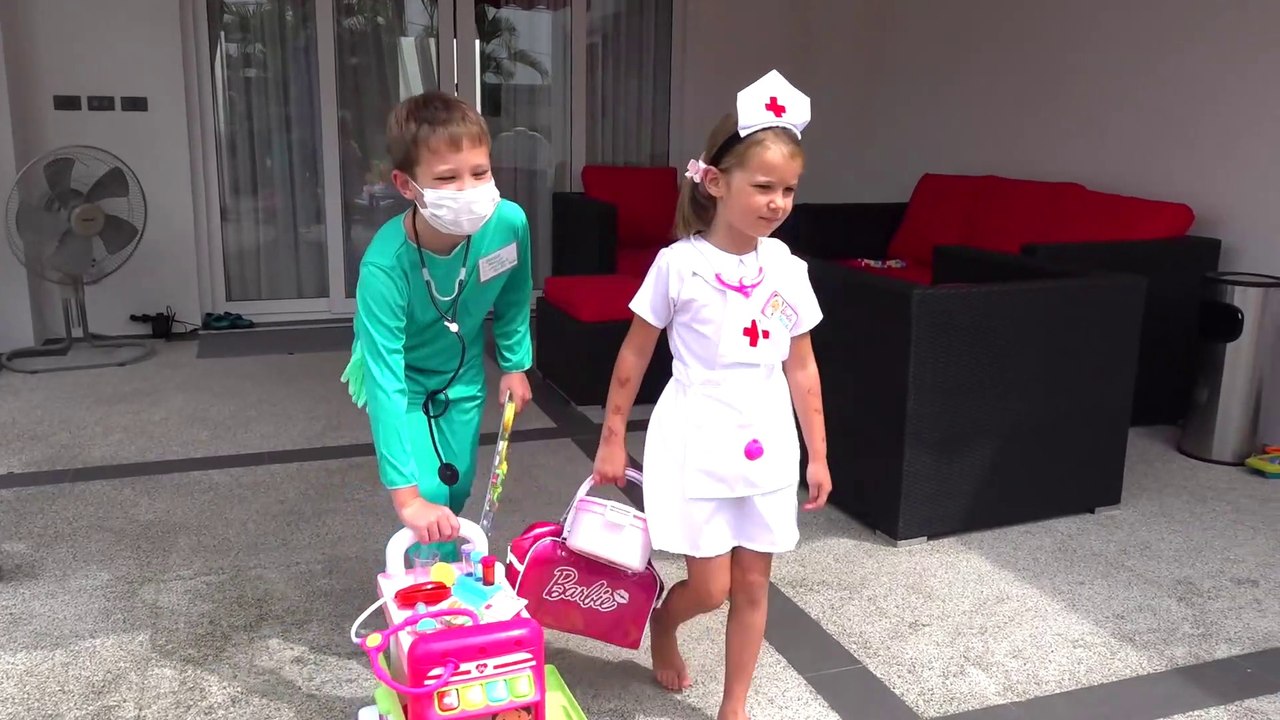 Заболели НЯНИ на помощь идет Доктор Катя и ассистент Макс _⁄ Pretend play in Doctor and assistant