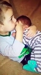 Dječak i mali brat u naručju