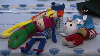 Defolu çoraplar kimsesiz çocukların mutluluğuna dönüşüyor