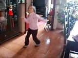 Lou-ann 6 ans danse (essaie de danser) la tecktonik