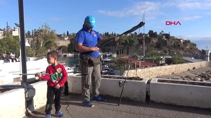 Antalya Yakaladığı Hırsızı, Selfie Çektikten Sonra Polise Teslim Etti