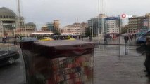 Taksim'in Göbeğinde Çocukların İçler Acıtan Görüntüsü...soğuk Havada Sokağın Ortasında Yatıyorlar