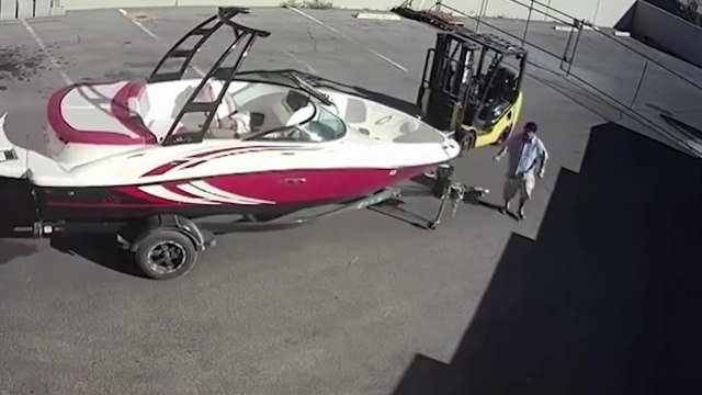 Un gros boulet déplace un bateau avec un chariot élévateur