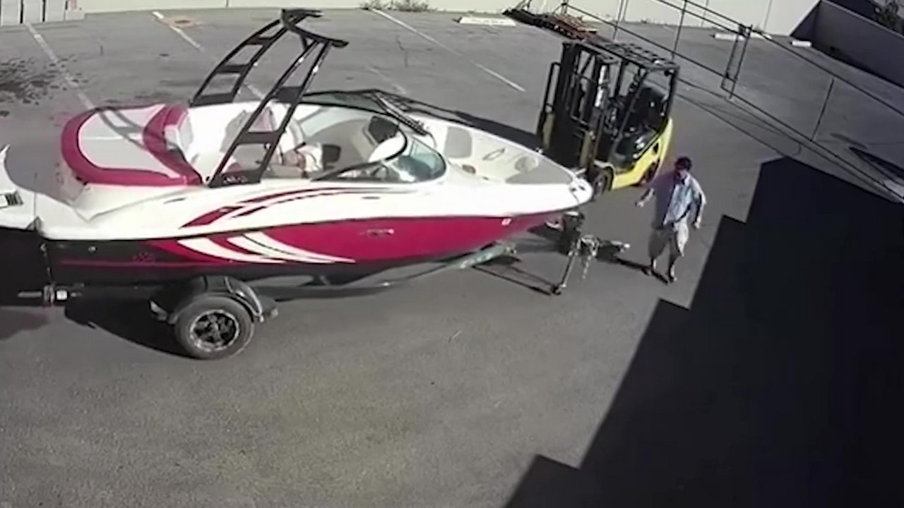 Un gros boulet déplace un bateau avec un chariot élévateur