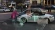 Une femme détruit une Porsche à grand coup de hache