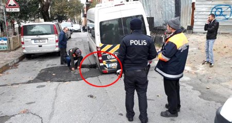 Bakırköy'de Yol Çöktü, Öğrenci Servisi Mahsur Kaldı