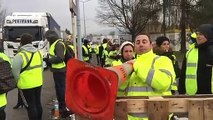 Les gilets jaunes s’attendent à être délogés par les policiers aux entrepôts d’easydis à Besançon.