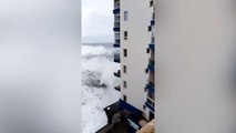 İspanya'da fırtına felaketi: Dev dalgalar balkonu böyle yıktı