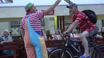 Un clown arrête un cycliste imprudent