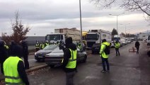 Les policiers ont dégagé la voie de sortie des entrepôts easydis à Besançon, dans le calme.