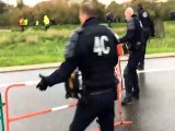 L'intervention des CRS au rond-point Saint-Gervais à Fos-sur-Mer ce matin.