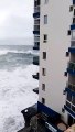 Des vagues gigantesques détruisent les balcons d'un immeuble