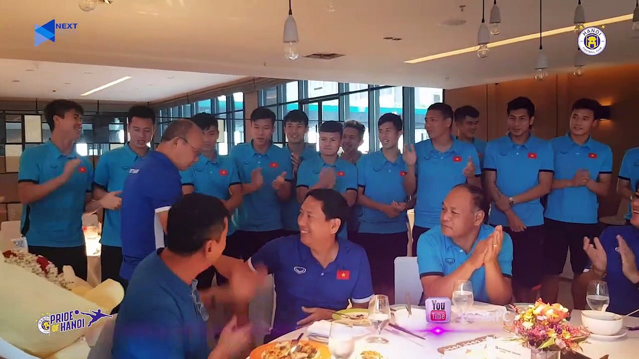 Văn Hậu và đồng đội hát "Bụi phấn", tặng hoa cá...
