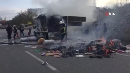 Atık Kağıt Yüklü Araç Böyle Alev Aldı, Ekipler Alarma Geçti