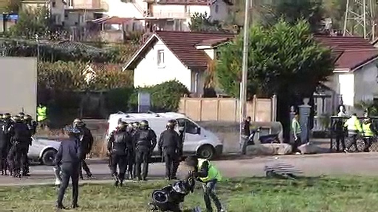 La vidéo des heurts entre CRS et 'Gilets Jaunes' fait des millions de vues et déchaine les internautes en commentaires