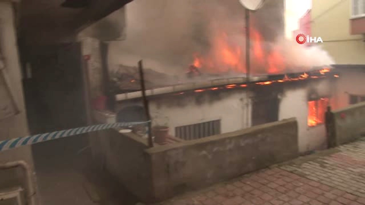Beyoğlu'nda Gecekondu Alev Alev Yandı