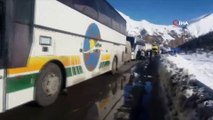 Türk nakliye tırları Gürcistan’da kar nedeniyle mahsur kaldı