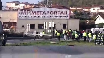 Un Gilet Jaune reste immobile face à la charge des CRS à Genilac