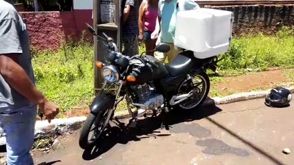 Carro e moto batem na Rua São Paulo