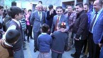 Köy çocukları gezici kütüphane ile kitaba kavuşuyor - HAKKARİ