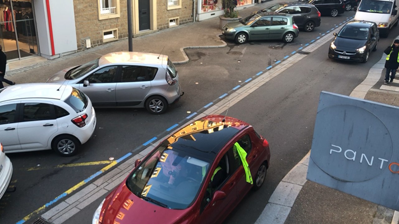 Gilets jaunes. Les lycéens déambulent rue de la Constitution