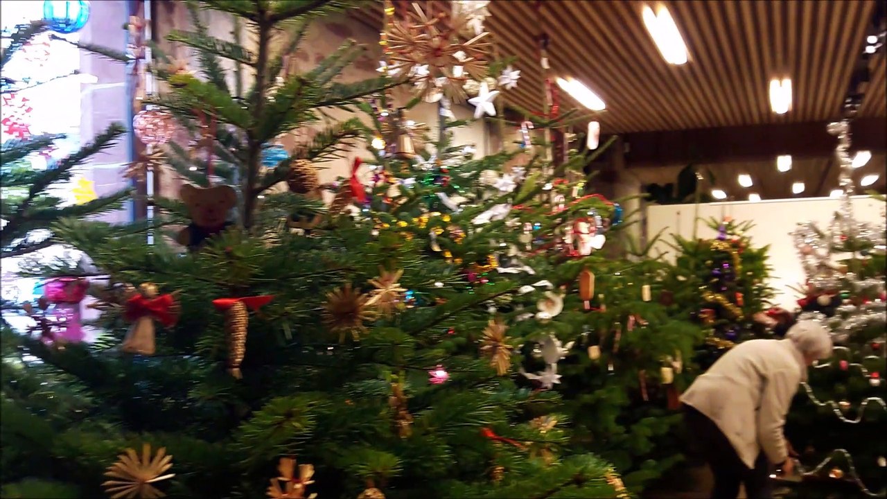 Bouxwiller : mise en place de l'exposition temporaire "Mon beau sapin..."