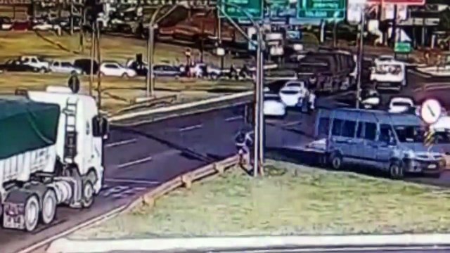 Câmera mostra trânsito lento e colisão de trânsito