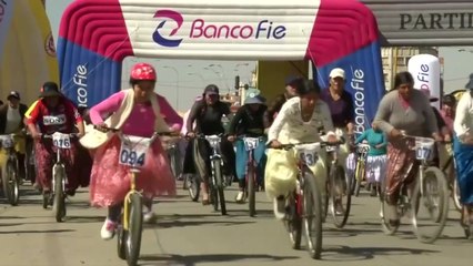[이브닝] 볼리비아 여성들, 해발 4천 미터에서 치마 입고 자전거 경주 / YTN