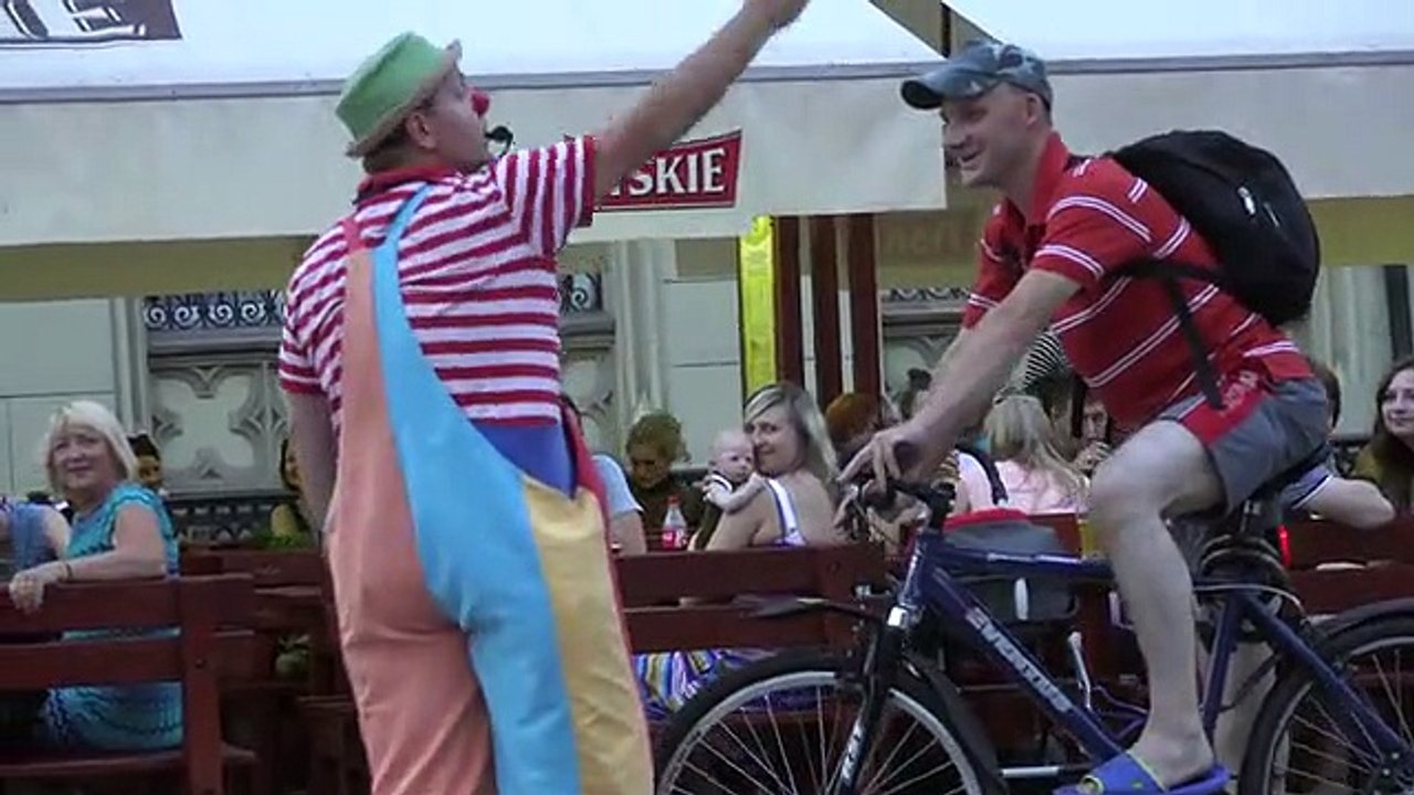 Un clown arrête un cycliste imprudent et attendez la fin... Tellement drôle