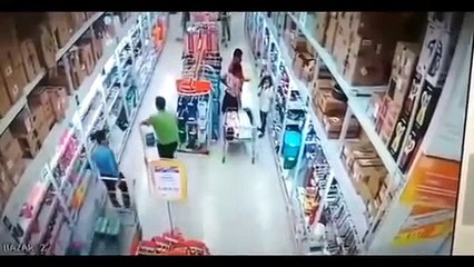 Une fillette surprise en train de mettre le feu dans un magasin !