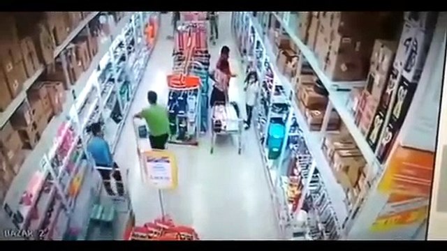 Une fillette surprise en train de mettre le feu dans un magasin !