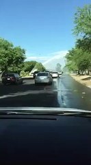 Un geyser au dessus de la route causé par une bouche d'incendie