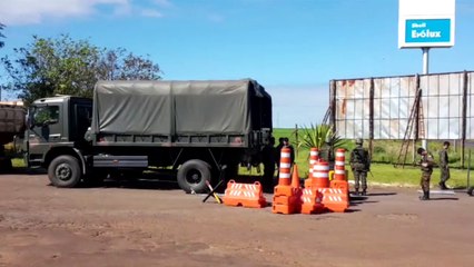 Carros se envolvem em colisão durante operação do Exército