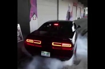 VÍDEO: Le sale humo hasta por las salidas de ventilación interior