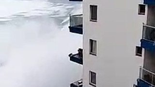Des vagues détruisent plusieurs balcons