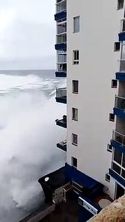 Des vagues détruisent plusieurs balcons