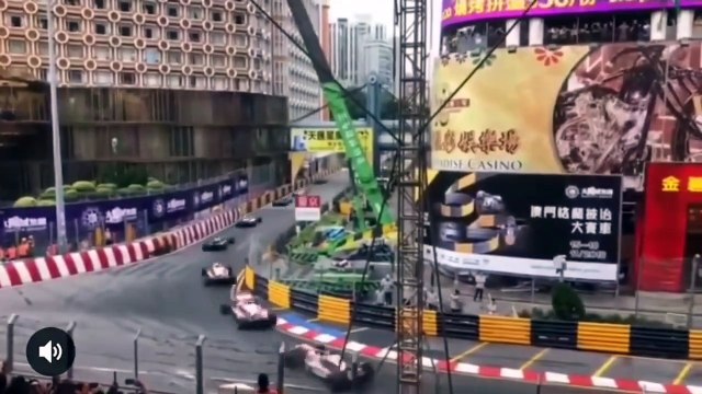 L’incroyable accident de Sophia Floersch qui décolle dans les airs et atterrit dans une cabine des commissaires de course