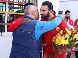 لاعبو فريق كرة اليد يهنؤون فرع كرة القدم أثناء الحصة التدريبية ❤