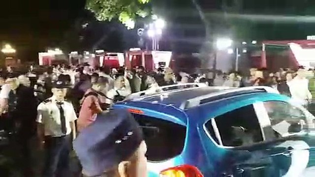 Cận cảnh dòng người đông nghịt đổ về công viên Thống Nhất chiêm ngưỡng 'siêu phẩm' VinFast