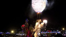 Globos cargados con fuegos artificiales iluminan el cielo de Myanmar