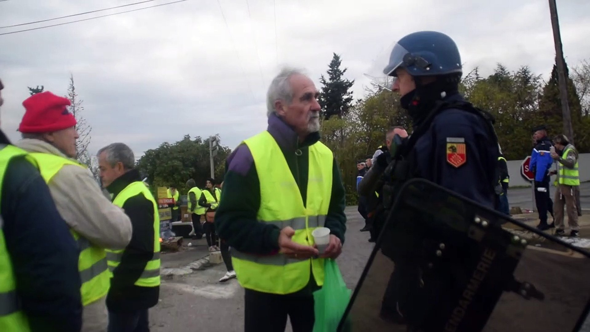 Bessan - Les gilets jaunes évacués par les gendarmes - Vidéo Dailymotion