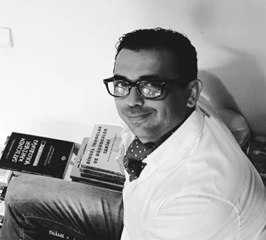 Yazar Hırsızların Hedefi Oldu: O Anlar Kamerada