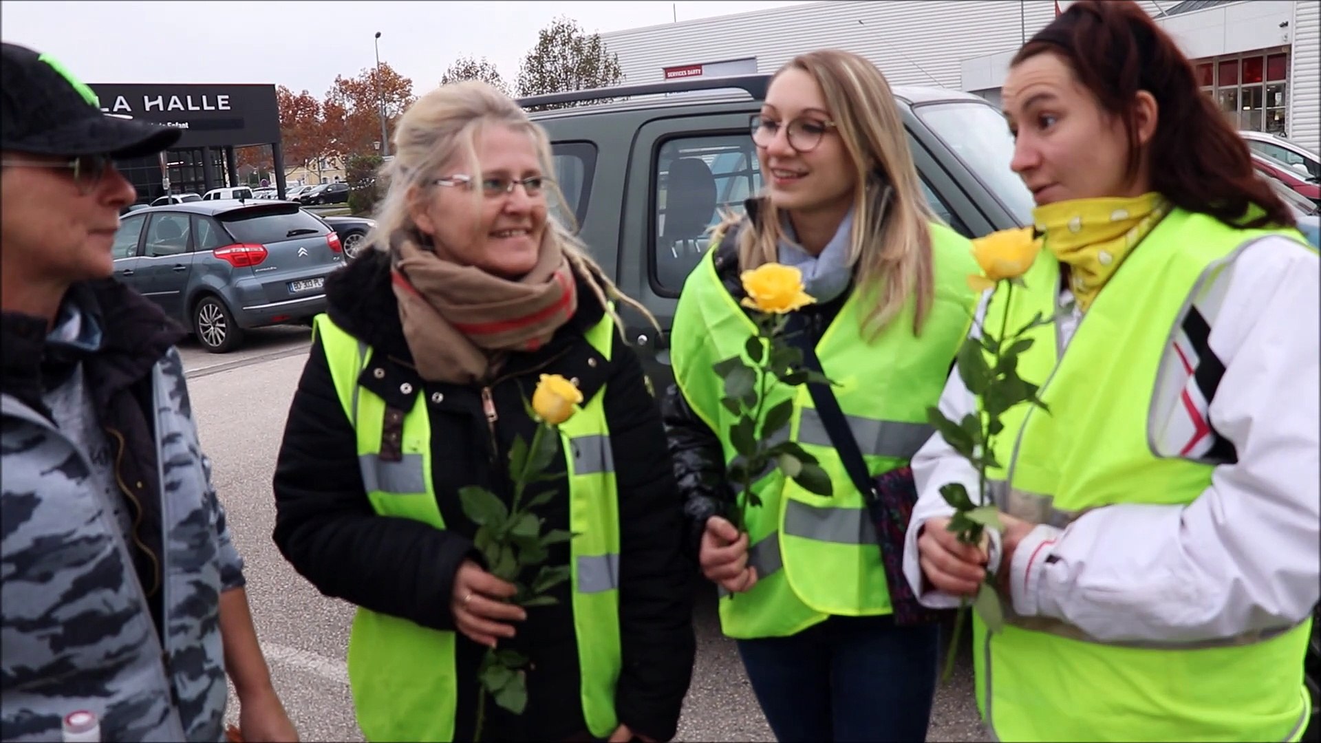 Chalon Sur Saöne En Immersion Le Blocage De La Station Service Carrefour Par Les Gilets Jaunes Et Lintervention Des Forces De Lordre